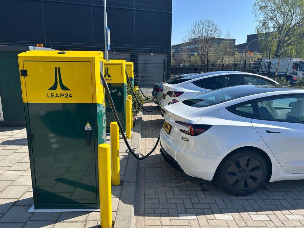 Sticker op Tesla